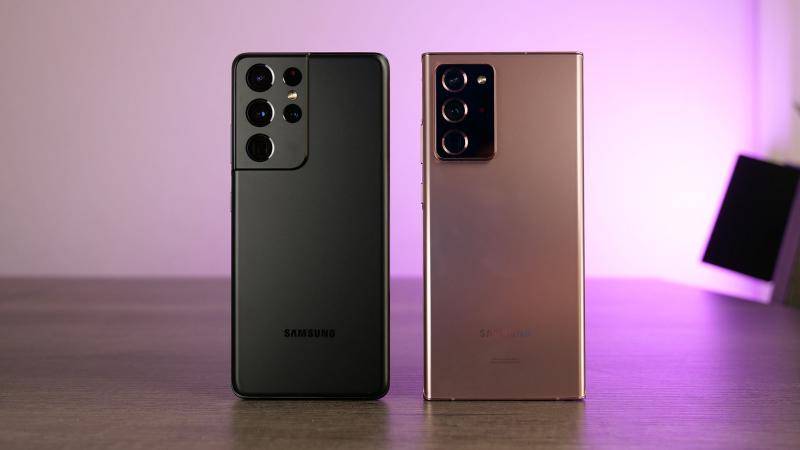 Samsung Galaxy S21 Ultra next to Samsung Galaxy Note 20 Ultra, comparison video screenshot