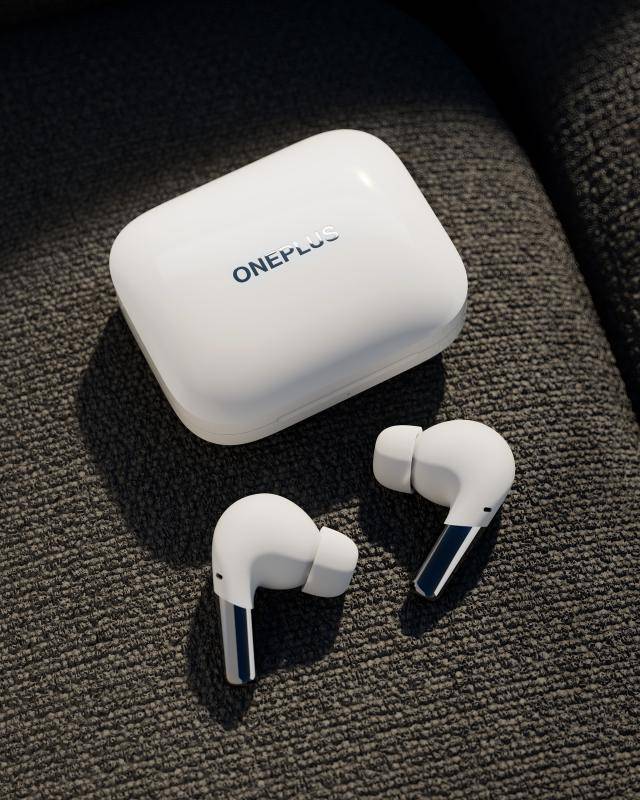 Case and earbuds_white
