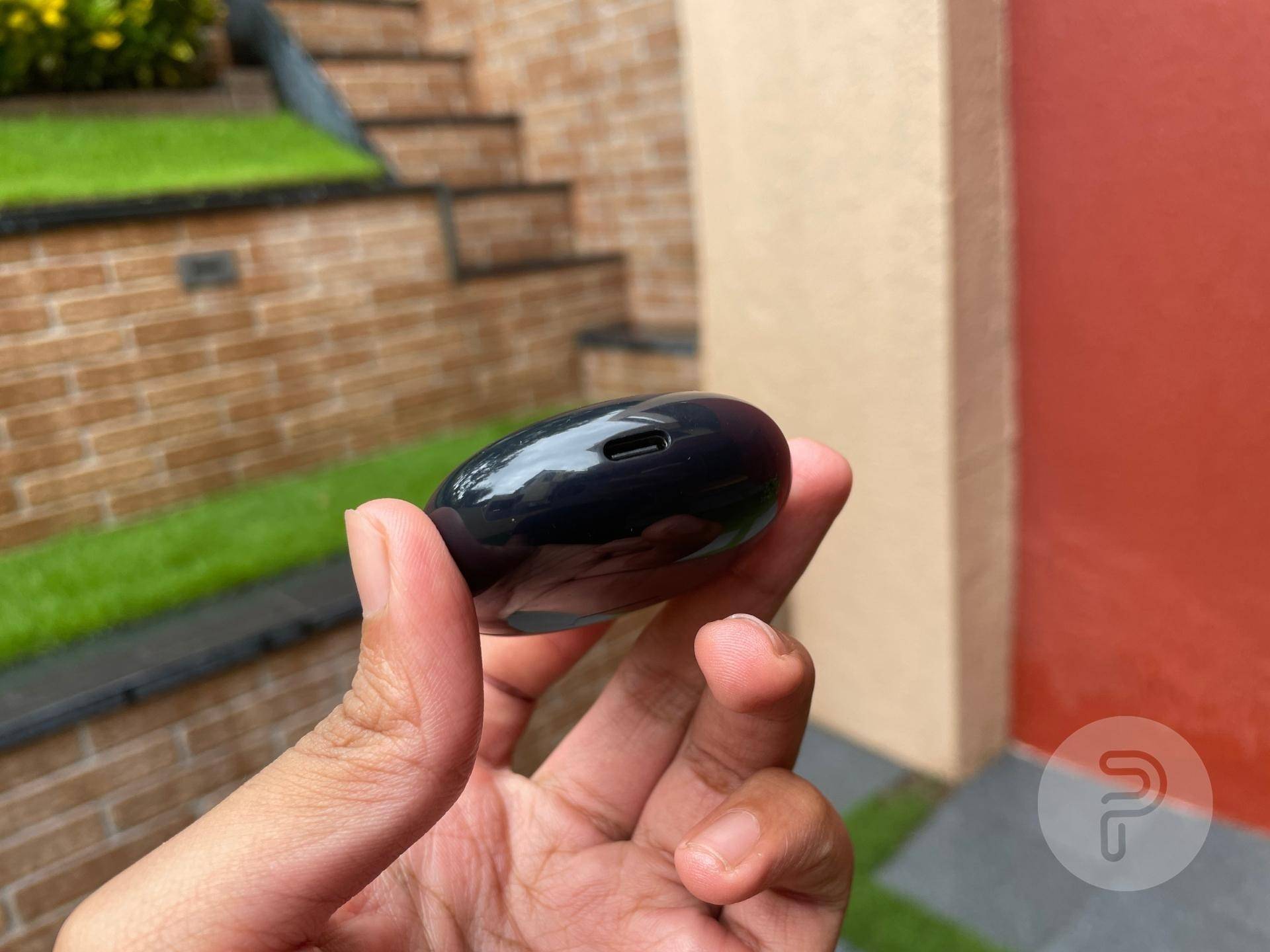 an image showing the USB C port on realme buds air 2