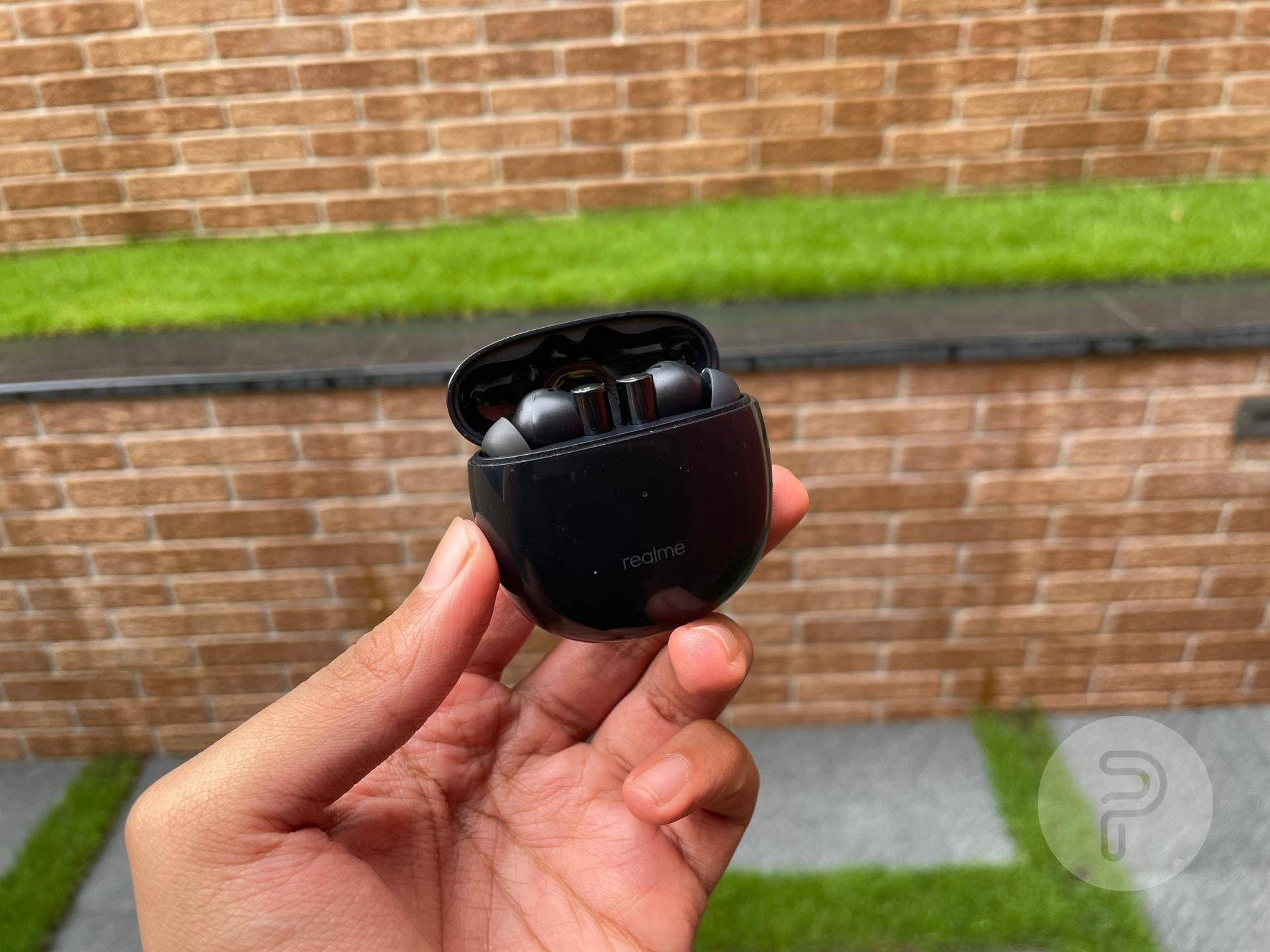 the case of realme buds air 2 held up