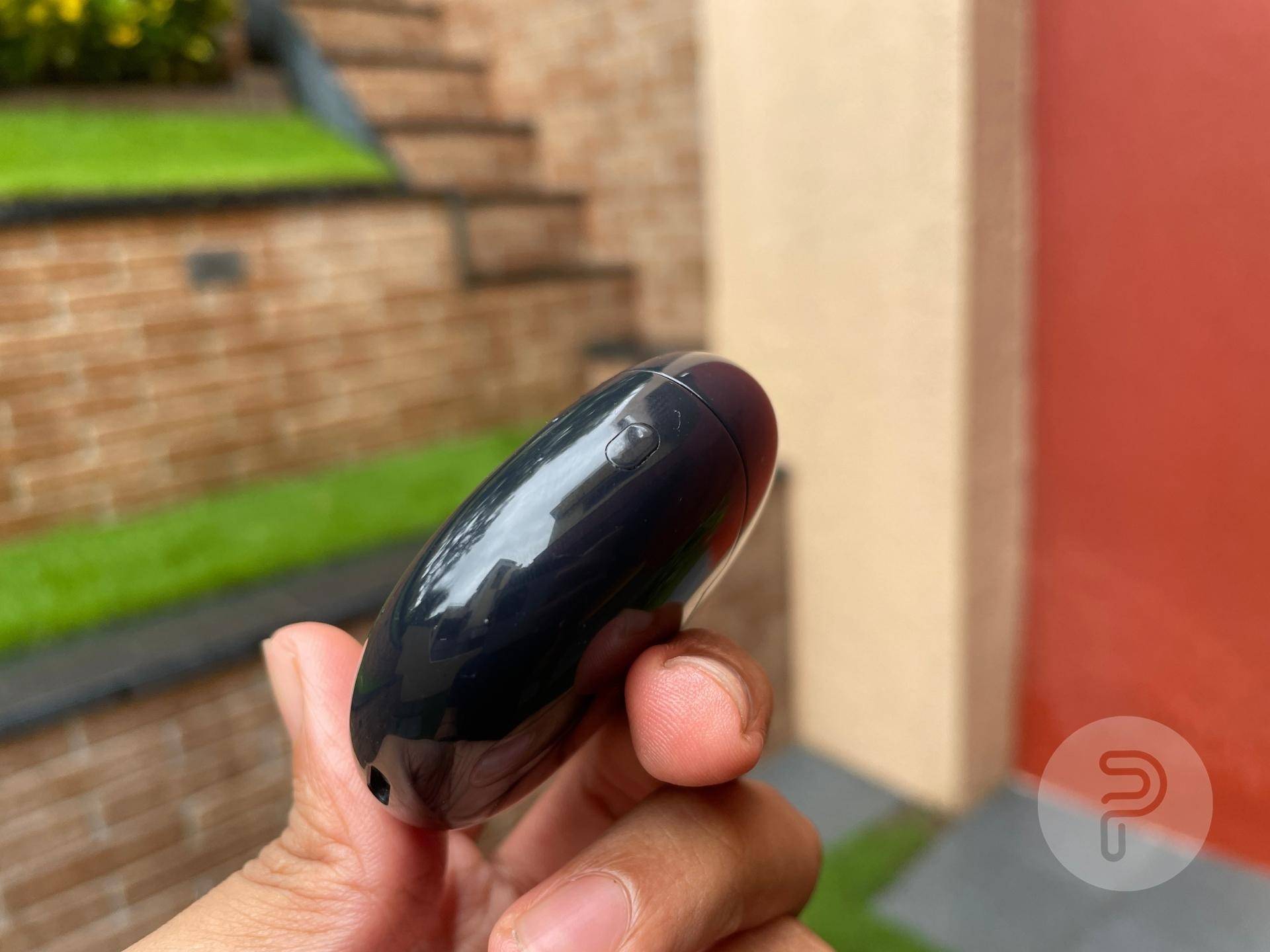 an image showing the pairing button on realme buds air 2