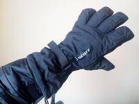 I can feel my smartwatch vibrating, but... Good thing my Nokia Lumia 1020 works while wearing these gloves.