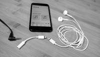 apple-iphone-7-lightning-earpods-adapter-headphones