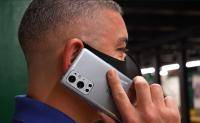 OnePlus 9 Pro sostenido por Jaime Rivera en el video de revisión