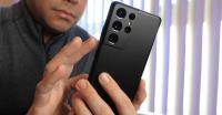 Samsung Galaxy S22 Ultra negro en mano, revisión de captura de video