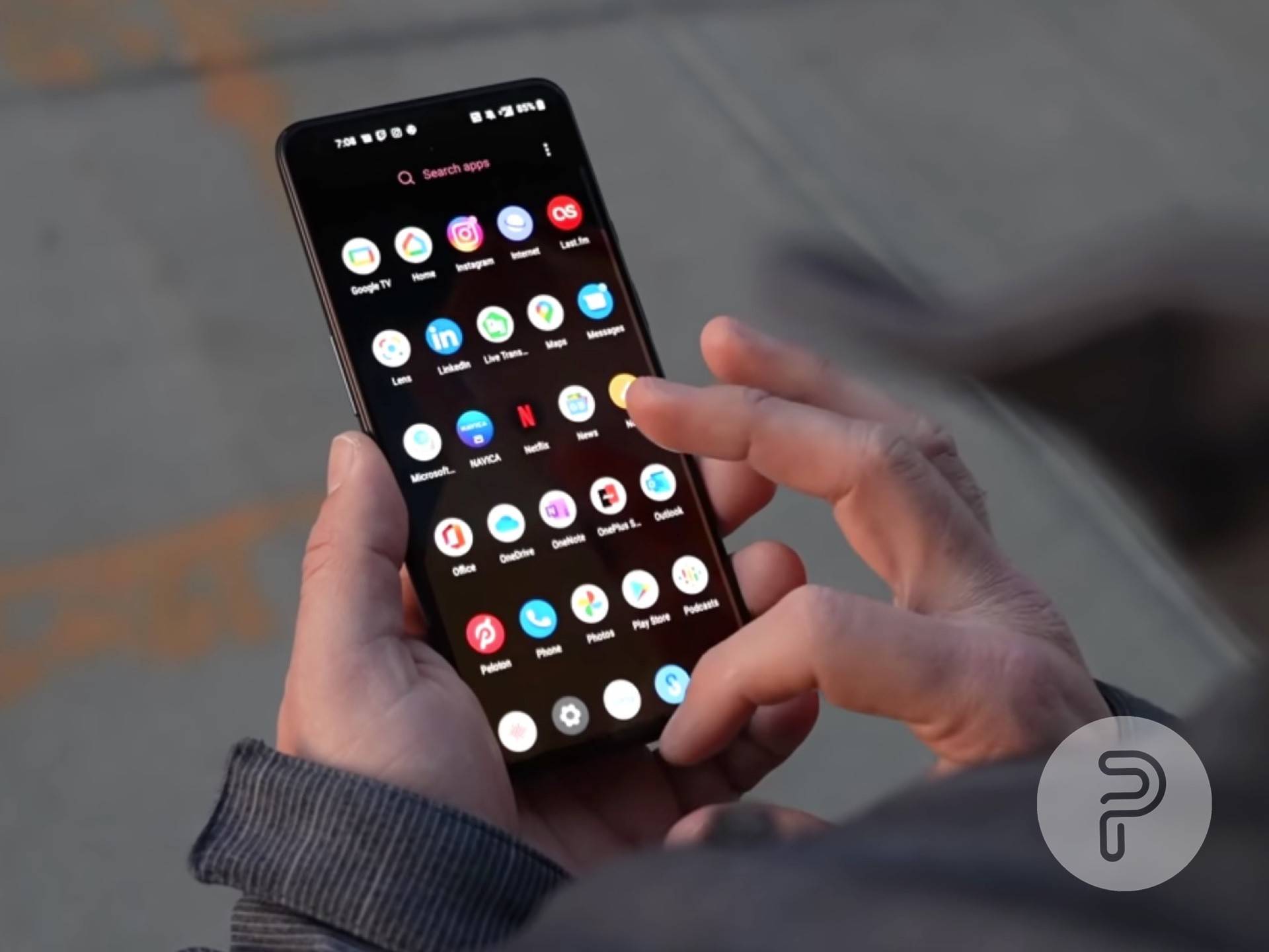 OnePlus Android en la mano