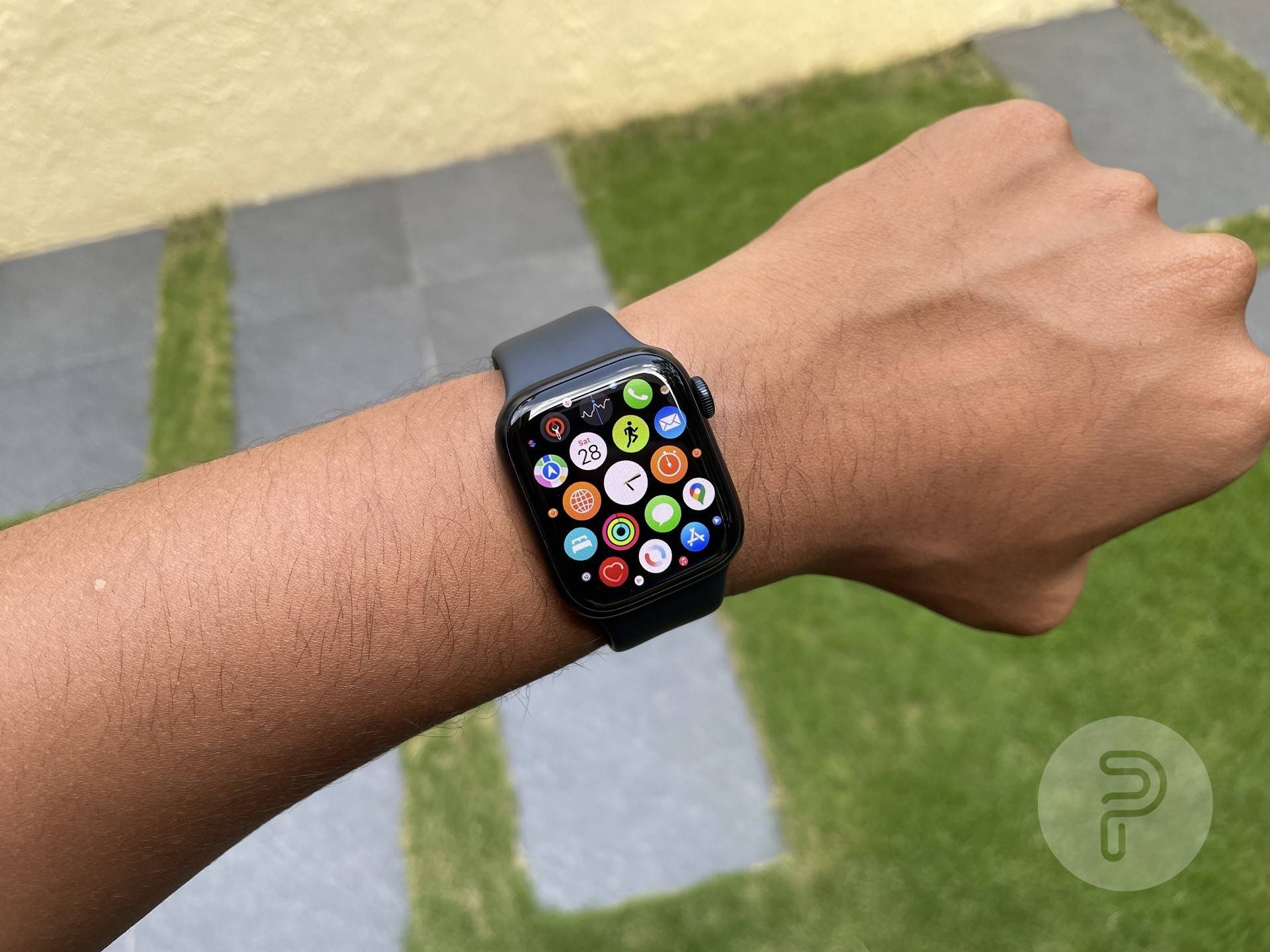 Apple Watch 7 en la muñeca mostrando la vista de la aplicación en cuadrícula