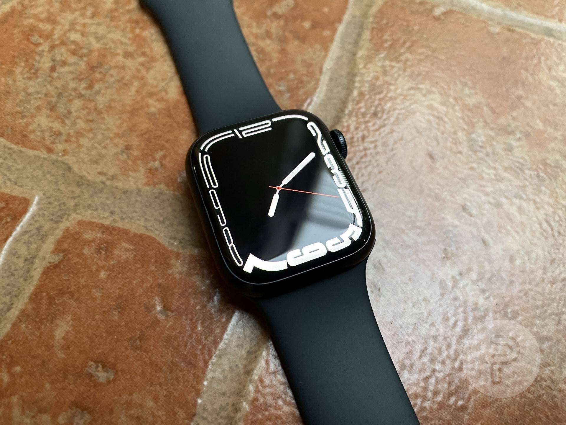 Apple Watch Series 7 auf einer gekachelten Oberfläche platziert